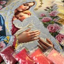 Богородиця в трояндах з бісером